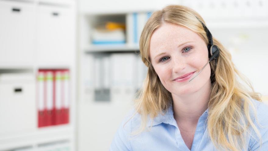 Telefonistin mit Headset berät Patienten