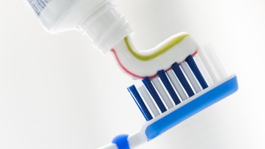 Zahnpastatube und Zahnbürste
