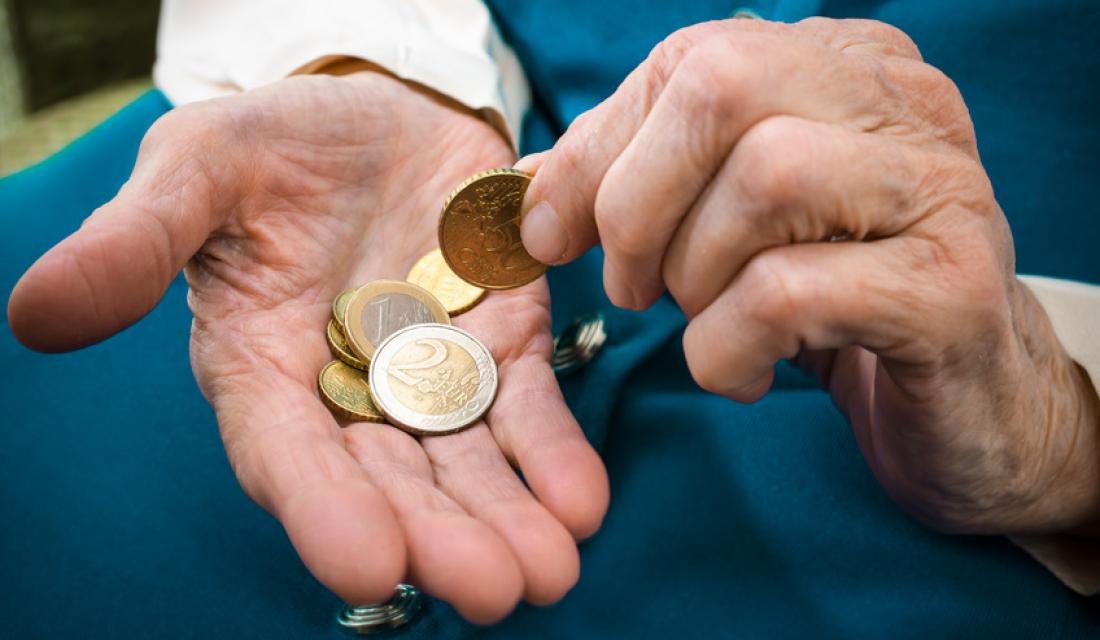 Altersarmut: Seniorin zählt Kleingeld
